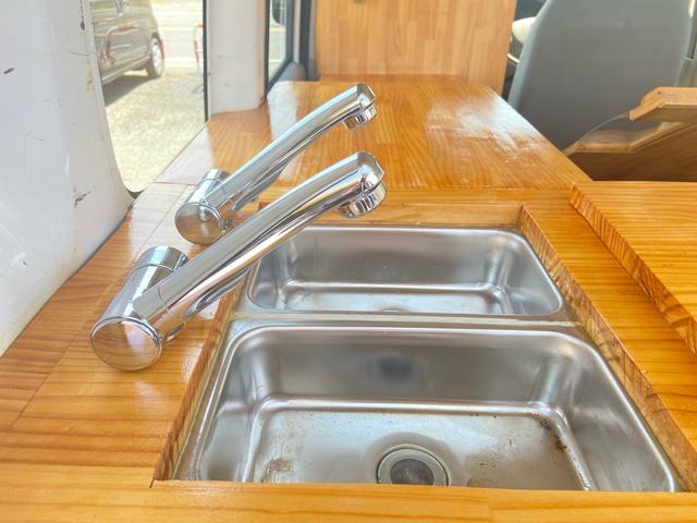 スクラム ＰＡ　キッチンカー　移動販売　２層シンク　給水ポンプ　室内電源コンセント　左＆後ろ販売窓口　販売カウンター　販売パラソルたて　販売室仕切り　ルーフキャリア　ＥＴＣ　走行７．２万キロ　車検２年（19枚目）