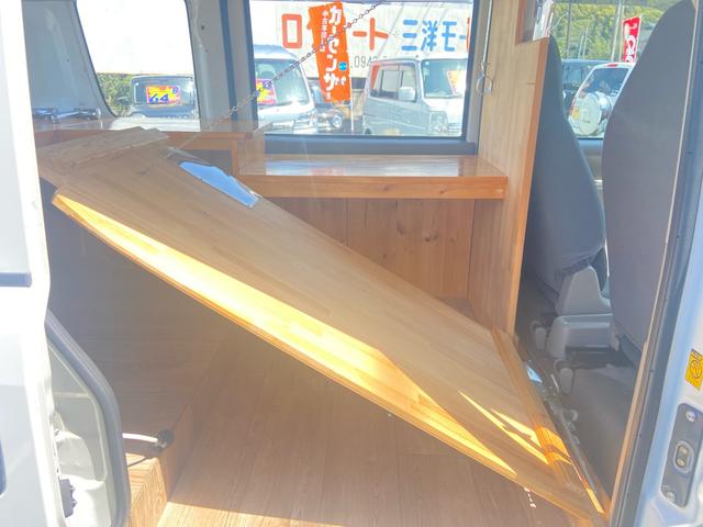 スクラム ＰＡ　キッチンカー　移動販売　２層シンク　給水ポンプ　室内電源コンセント　左＆後ろ販売窓口　販売カウンター　販売パラソルたて　販売室仕切り　ルーフキャリア　ＥＴＣ　走行７．２万キロ　車検２年（22枚目）