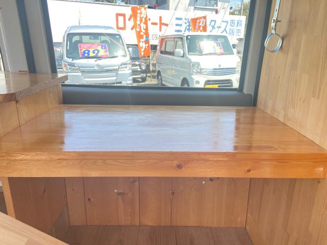 スクラム ＰＡ　キッチンカー　移動販売　２層シンク　給水ポンプ　室内電源コンセント　左＆後ろ販売窓口　販売カウンター　販売パラソルたて　販売室仕切り　ルーフキャリア　ＥＴＣ　走行７．２万キロ　車検２年（23枚目）