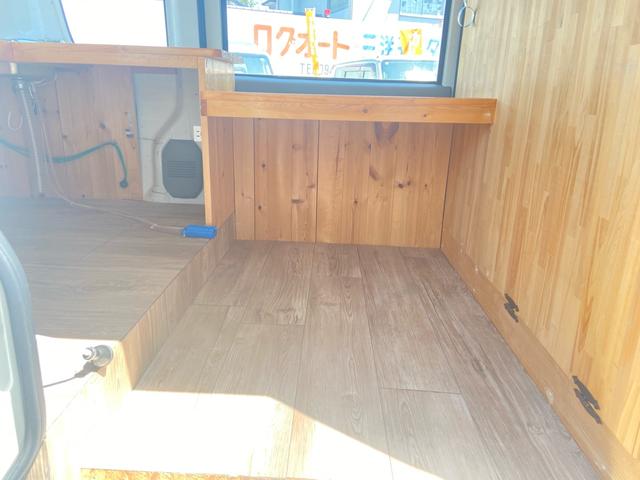 スクラム ＰＡ　キッチンカー　移動販売　２層シンク　給水ポンプ　室内電源コンセント　左＆後ろ販売窓口　販売カウンター　販売パラソルたて　販売室仕切り　ルーフキャリア　ＥＴＣ　走行７．２万キロ　車検２年（26枚目）