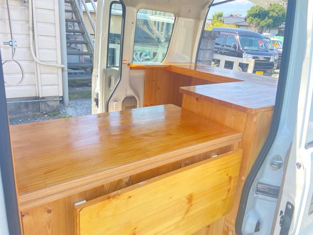 スクラム ＰＡ　キッチンカー　移動販売　２層シンク　給水ポンプ　室内電源コンセント　左＆後ろ販売窓口　販売カウンター　販売パラソルたて　販売室仕切り　ルーフキャリア　ＥＴＣ　走行７．２万キロ　車検２年（30枚目）