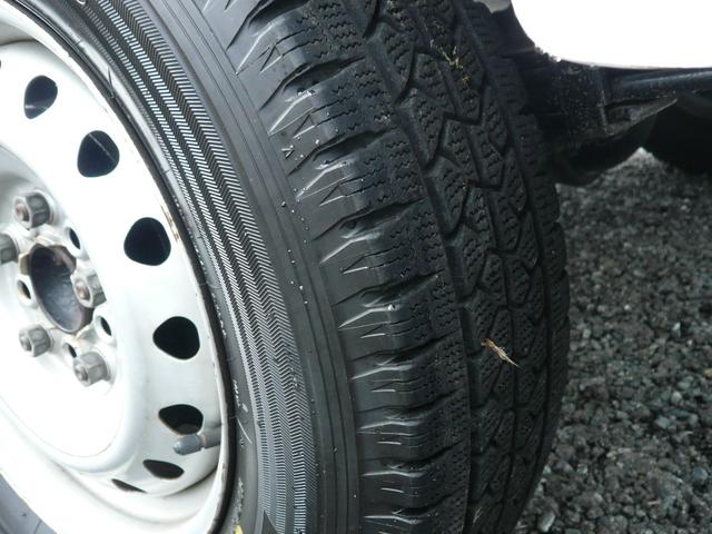 バネットトラック ロングスーパーローＤＸ　運転席エアバック　４ＷＤ　４Ｌ〜２Ｈ切り替え可能　５ＭＴ　３人乗り　８５０キロ　タイミングベルト交換済み（Ｈ３０年）　三方間　サンバイザー（運）　補助ミラー　エアコン　チューナー　取説付属（29枚目）