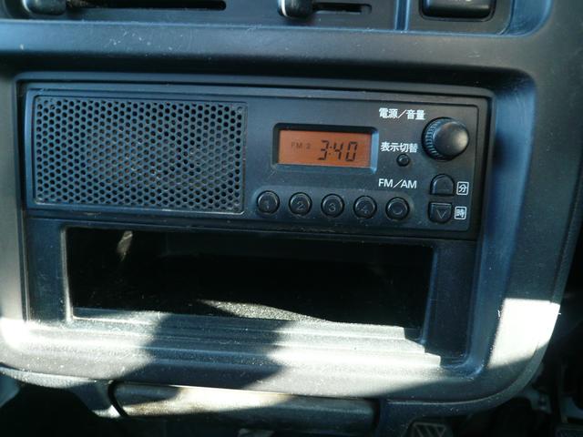 キャリイトラック KCエアコン・パワステ パートタイム4WD 5MT エアコン チューナー 荷台枠ゴム付三方間 テールゲートチェーン パワステ 350kg積載 バイザ(7枚目)