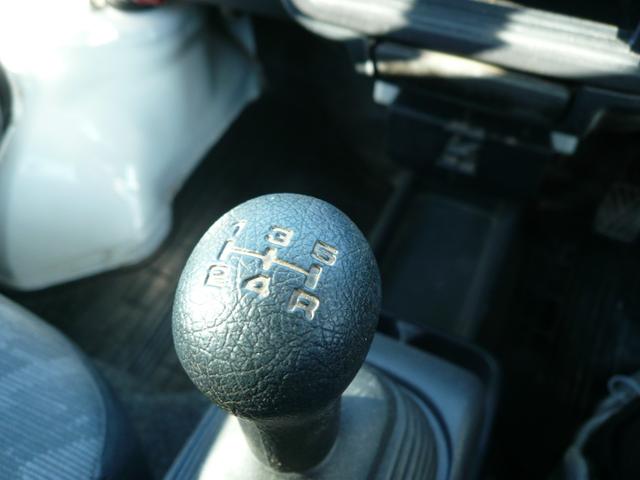 キャリイトラック KCエアコン・パワステ パートタイム4WD 5MT エアコン チューナー 荷台枠ゴム付三方間 テールゲートチェーン パワステ 350kg積載 バイザ(8枚目)