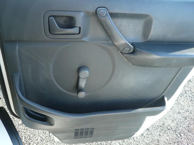 キャリイトラック KCエアコン・パワステ パートタイム4WD 5MT エアコン チューナー 荷台枠ゴム付三方間 テールゲートチェーン パワステ 350kg積載 バイザ(11枚目)