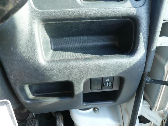 キャリイトラック KCエアコン・パワステ パートタイム4WD 5MT エアコン チューナー 荷台枠ゴム付三方間 テールゲートチェーン パワステ 350kg積載 バイザ(12枚目)