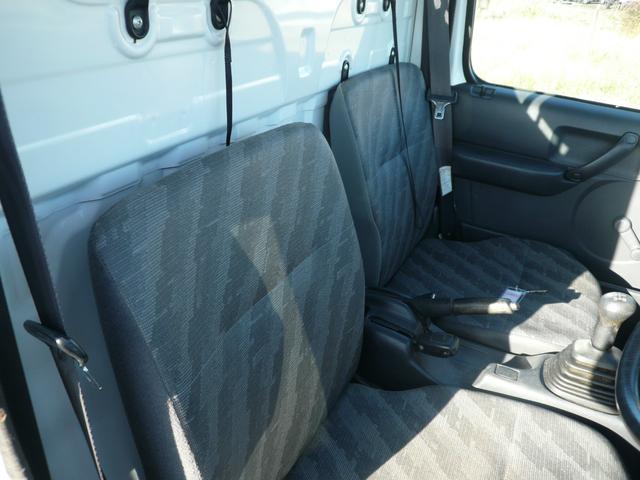 キャリイトラック KCエアコン・パワステ パートタイム4WD 5MT エアコン チューナー 荷台枠ゴム付三方間 テールゲートチェーン パワステ 350kg積載 バイザ(16枚目)