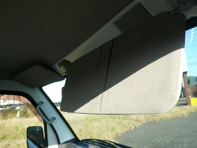 キャリイトラック KCエアコン・パワステ パートタイム4WD 5MT エアコン チューナー 荷台枠ゴム付三方間 テールゲートチェーン パワステ 350kg積載 バイザ(18枚目)