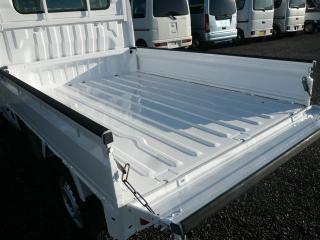 キャリイトラック KCエアコン・パワステ パートタイム4WD 5MT エアコン チューナー 荷台枠ゴム付三方間 テールゲートチェーン パワステ 350kg積載 バイザ(24枚目)