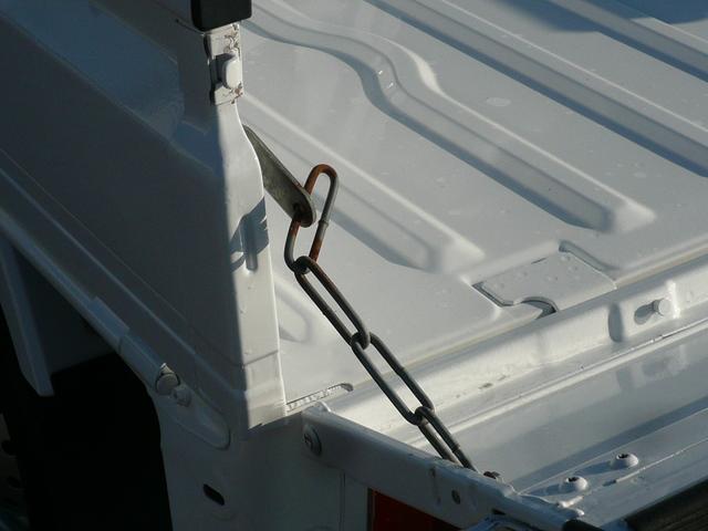 キャリイトラック KCエアコン・パワステ パートタイム4WD 5MT エアコン チューナー 荷台枠ゴム付三方間 テールゲートチェーン パワステ 350kg積載 バイザ(25枚目)