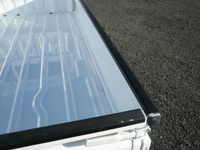 キャリイトラック KCエアコン・パワステ パートタイム4WD 5MT エアコン チューナー 荷台枠ゴム付三方間 テールゲートチェーン パワステ 350kg積載 バイザ(26枚目)
