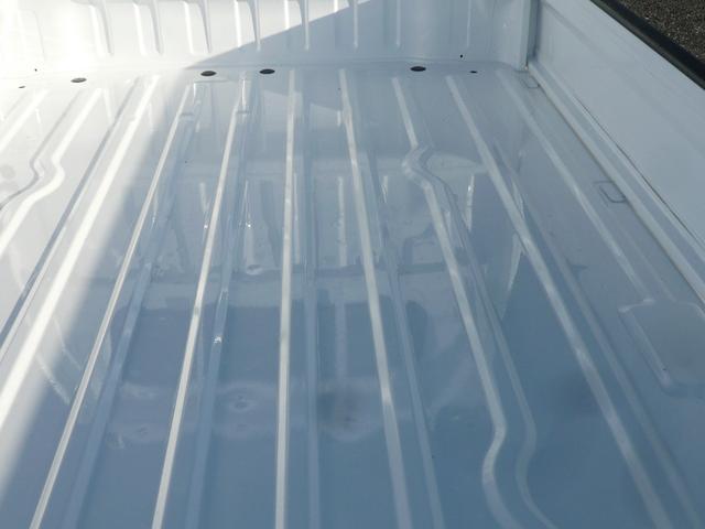 キャリイトラック KCエアコン・パワステ パートタイム4WD 5MT エアコン チューナー 荷台枠ゴム付三方間 テールゲートチェーン パワステ 350kg積載 バイザ(27枚目)