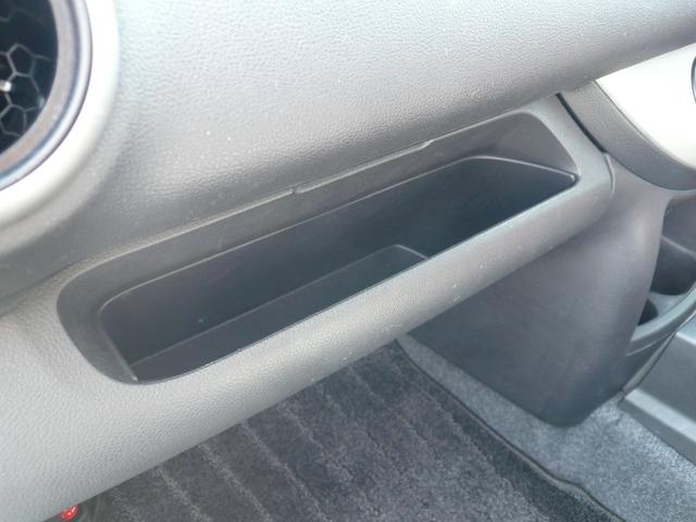 �O���[�u�{�b�N�X�̏㑤���J���Ă���̂ŁA�������珑�ނ��o�����ꂷ�邱�Ƃ��\�ł���