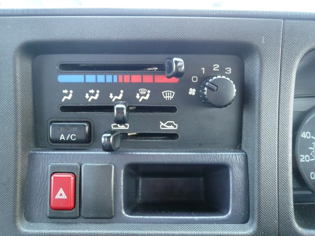 サンバートラック ＴＢ　フロア５ＭＴ　４ＷＤ　エアコン　チューナー　三方開　荷台枠ゴム３５０ｋｇ積載　取扱説明書　ハンドルカバー　シートカバー（両席運転席エアバック　運転席サンバイザー　荷台下エンジン（４気筒）（12枚目）