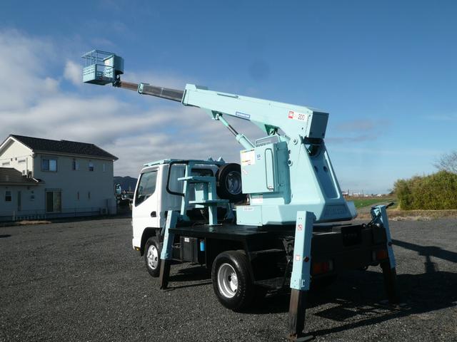 キャンター 　高所作業車　アイチコーポレーション　インパネ５ＭＴ　エアコン　カーラジオ付き　取扱説明書　運転席エアバッグ　坂道発進補助装置３人乗り　パワーウィンドウ　ドアバイザ　後輪Ｗ（3枚目）