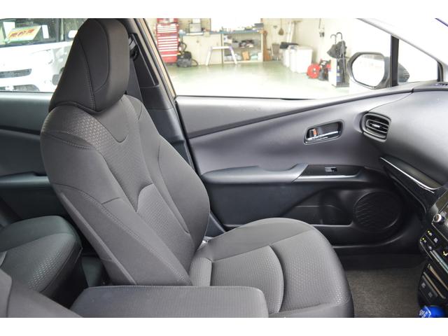 プリウス Ｓ　キーフリー　オートリトラクトミラー　純正ディスプレイ　ナビ　ミラキャスト　ブルートゥース　ＥＴＣ　バックカメラ　オートＬＥＤヘッドライト　セーフティセンス　ＬＴＡ　ＲＳＡ　クルコン　オートエアコン（25枚目）