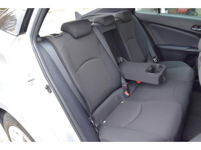 プリウス Ｓ　キーフリー　オートリトラクトミラー　純正ディスプレイ　ナビ　ミラキャスト　ブルートゥース　ＥＴＣ　バックカメラ　オートＬＥＤヘッドライト　セーフティセンス　ＬＴＡ　ＲＳＡ　クルコン　オートエアコン（72枚目）