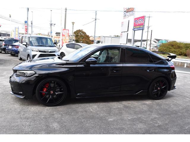 �y���X���}�z�������H�݂̂�ܖ���C���^�[����܂������ԂłT���Œ����܂��B�Q�O�X���������̋��I�����_�ɓW���ꂪ����܂��B