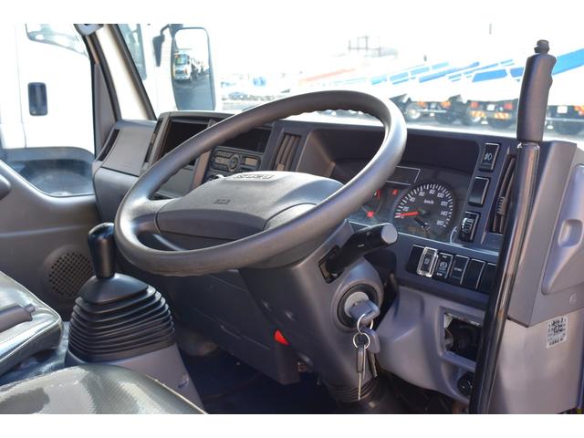 �y���X���}�z�������H�݂̂�ܖ���C���^�[����܂������ԂłT���Œ����܂��B�Q�O�X���������̋��I�����_�ɓW���ꂪ����܂��B