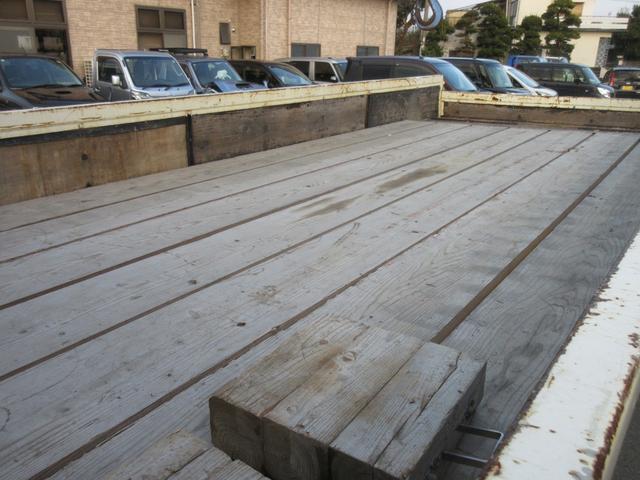 コンドル 　３段クレーン　ハイジャッキ　積載量２．２トン　荷台内寸５１２ｃｍ　幅２１２ｃｍ（22枚目）