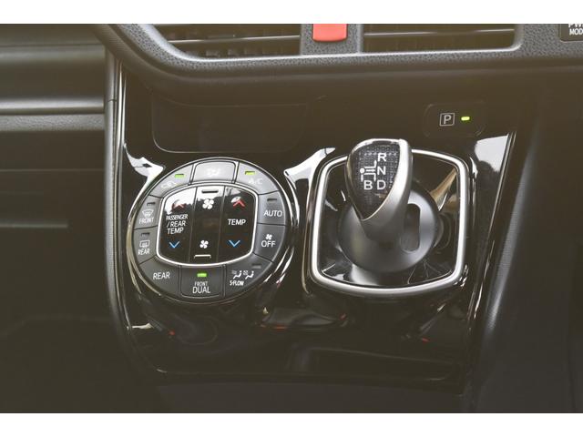 ノア ハイブリッドＳｉ　ダブルバイビー　純正ナビＺ６８Ｔ　両側パワースライドドア　オートＬＥＤヘッドライト　コンビシート　デュアルオートエアコン　セーフティセンス　ロールサンシェード　ＴＲＤエアロ　クルコン　バックカメラ　シートヒーター（10枚目）