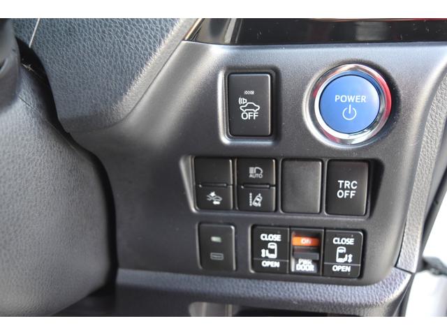 ノア ハイブリッドＳｉ　ダブルバイビー　純正ナビＺ６８Ｔ　両側パワースライドドア　オートＬＥＤヘッドライト　コンビシート　デュアルオートエアコン　セーフティセンス　ロールサンシェード　ＴＲＤエアロ　クルコン　バックカメラ　シートヒーター（12枚目）