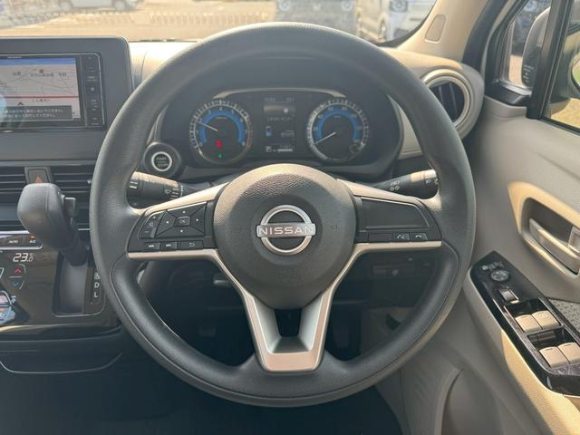 デイズ Ｘ　ドライブレコーダー　バックカメラ　ナビ　クリアランスソナー　衝突被害軽減システム　オートライト　スマートキー　アイドリングストップ　電動格納ミラー　ベンチシート　ＣＶＴ　盗難防止システム　ＡＢＳ（11枚目）