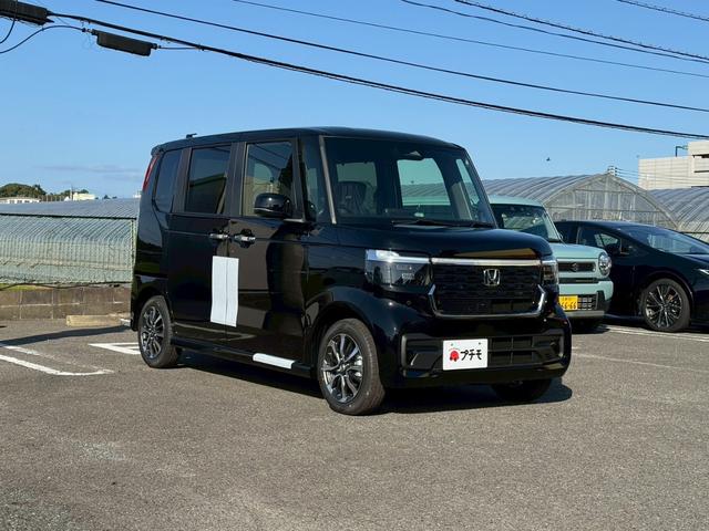 N-BOXカスタム ベースグレード 両側スライド・片側電動 クリアランスソナー オートクルーズコントロール レーンアシスト 衝突被害軽減システム オートライト LEDヘッドランプ スマートキー アイドリングストップ 電動格納ミラー(2枚目)