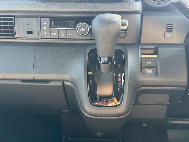 N-BOXカスタム ベースグレード 両側スライド・片側電動 クリアランスソナー オートクルーズコントロール レーンアシスト 衝突被害軽減システム オートライト LEDヘッドランプ スマートキー アイドリングストップ 電動格納ミラー(16枚目)