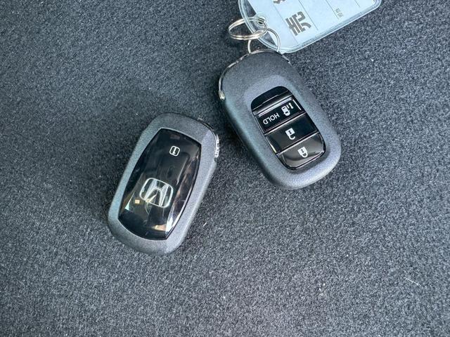 N-BOXカスタム ベースグレード 両側スライド・片側電動 クリアランスソナー オートクルーズコントロール レーンアシスト 衝突被害軽減システム オートライト LEDヘッドランプ スマートキー アイドリングストップ 電動格納ミラー(19枚目)