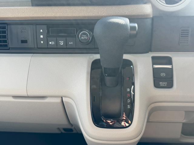 N-BOX ベースグレード 両側スライド・片側電動 クリアランスソナー オートクルーズコントロール レーンアシスト 衝突被害軽減システム オートライト LEDヘッドランプ スマートキー アイドリングストップ 電動格納ミラー(13枚目)