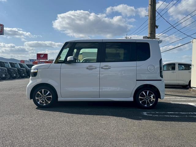 N-BOXカスタム ベースグレード 両側スライド・片側電動 クリアランスソナー オートクルーズコントロール レーンアシスト 衝突被害軽減システム オートライト LEDヘッドランプ スマートキー アイドリングストップ 電動格納ミラー(5枚目)