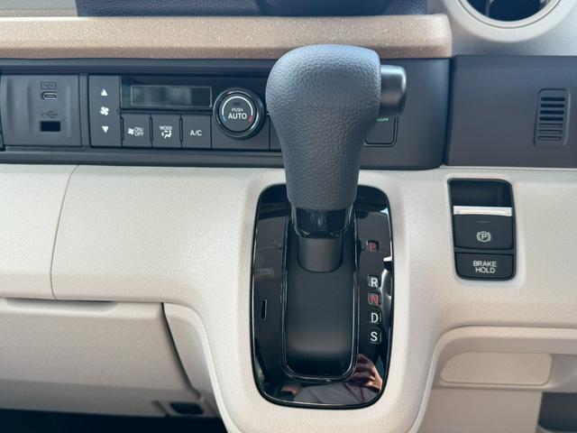 N-BOX ファッションスタイル 両側スライド・片側電動 オートクルーズコントロール 衝突被害軽減システム オートライト LEDヘッドランプ スマートキー アイドリングストップ 電動格納ミラー ベンチシート CVT 盗難防止システム(10枚目)