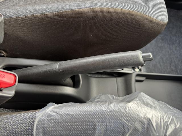 アルト Ｌ　クリアランスソナー　レーンアシスト　衝突被害軽減システム　オートライト　アイドリングストップ　電動格納ミラー　シートヒーター　ＣＶＴ　盗難防止システム　ＡＢＳ　ＥＳＣ　衝突安全ボディ　エアコン（14枚目）