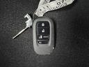 付いてて便利！とても人気の高い装備のスマートキーシステム。キーを携帯しているだけで、ドアロックの開閉並びにエンジンの始動が可能な装備です。プッシュスタートですのでエンジンの始動もボタンを押すだけです