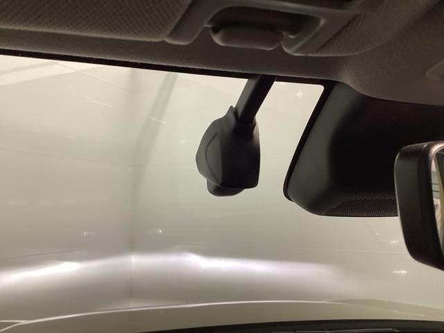 ヴェゼル ｅ：ＨＥＶＺ　メモリーナビ　ドラレコ　ＥＴＣ　衝突回避支援ブレーキ機能　スマキ　Ｐトランク　フルオートエアコン　Ｄレコ　エアバッグ　両席エアバック　Ｒカメ　パワーウィンドウ　ＬＥＤランプ　ソナー　クルーズＣ　ＵＳＢ（12枚目）