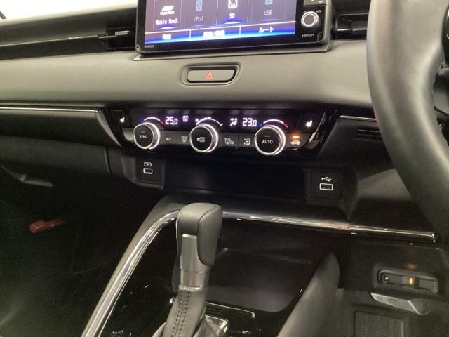 ヴェゼル ｅ：ＨＥＶＺ　メモリーナビ　ドラレコ　ＥＴＣ　衝突回避支援ブレーキ機能　スマキ　Ｐトランク　フルオートエアコン　Ｄレコ　エアバッグ　両席エアバック　Ｒカメ　パワーウィンドウ　ＬＥＤランプ　ソナー　クルーズＣ　ＵＳＢ（14枚目）