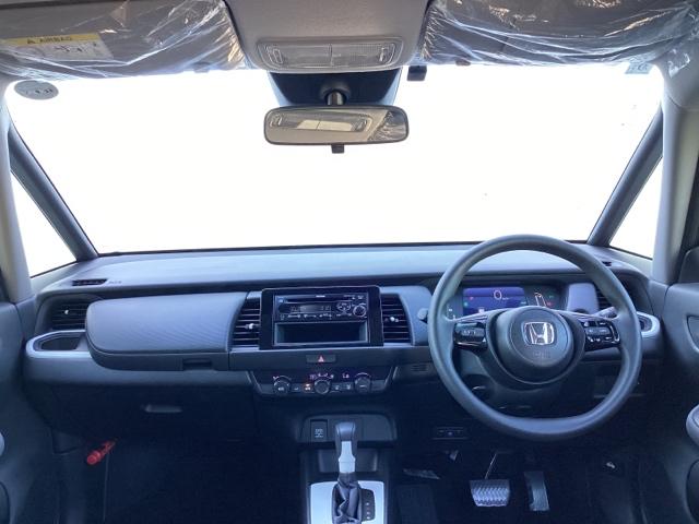 フィット ｅ：ＨＥＶベーシック　ＥＴＣ　カーテンエアバッグ　ＣＭＢＳ　セキュリティアラーム　アイドリングストップ　スマートキー　ＬＥＤヘッド　パワーウインドウ　オートエアコン　禁煙車　クルーズコントロール　エアバッグ　ＡＢＳ（2枚目）