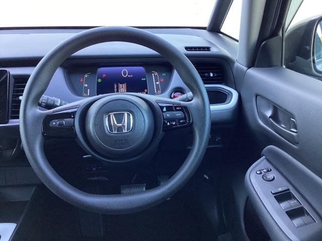 フィット ｅ：ＨＥＶベーシック　ＥＴＣ　カーテンエアバッグ　ＣＭＢＳ　セキュリティアラーム　アイドリングストップ　スマートキー　ＬＥＤヘッド　パワーウインドウ　オートエアコン　禁煙車　クルーズコントロール　エアバッグ　ＡＢＳ（3枚目）