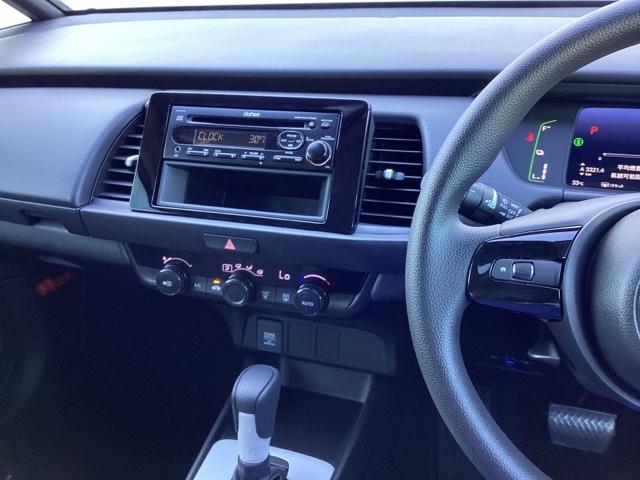 フィット ｅ：ＨＥＶベーシック　ＥＴＣ　カーテンエアバッグ　ＣＭＢＳ　セキュリティアラーム　アイドリングストップ　スマートキー　ＬＥＤヘッド　パワーウインドウ　オートエアコン　禁煙車　クルーズコントロール　エアバッグ　ＡＢＳ（6枚目）