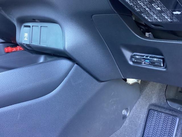 フィット ｅ：ＨＥＶベーシック　ＥＴＣ　カーテンエアバッグ　ＣＭＢＳ　セキュリティアラーム　アイドリングストップ　スマートキー　ＬＥＤヘッド　パワーウインドウ　オートエアコン　禁煙車　クルーズコントロール　エアバッグ　ＡＢＳ（12枚目）