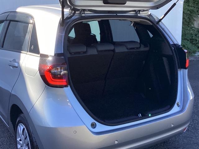 フィット ｅ：ＨＥＶベーシック　ＥＴＣ　カーテンエアバッグ　ＣＭＢＳ　セキュリティアラーム　アイドリングストップ　スマートキー　ＬＥＤヘッド　パワーウインドウ　オートエアコン　禁煙車　クルーズコントロール　エアバッグ　ＡＢＳ（19枚目）