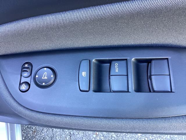 フィット ｅ：ＨＥＶベーシック　ＥＴＣ　カーテンエアバッグ　ＣＭＢＳ　セキュリティアラーム　アイドリングストップ　スマートキー　ＬＥＤヘッド　パワーウインドウ　オートエアコン　禁煙車　クルーズコントロール　エアバッグ　ＡＢＳ（23枚目）