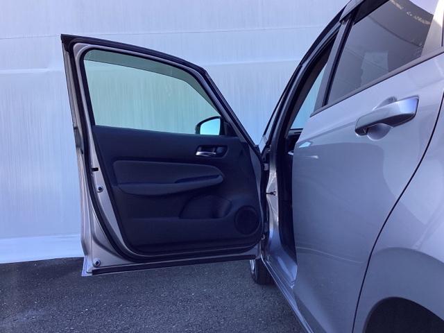 フィット ｅ：ＨＥＶベーシック　ＥＴＣ　カーテンエアバッグ　ＣＭＢＳ　セキュリティアラーム　アイドリングストップ　スマートキー　ＬＥＤヘッド　パワーウインドウ　オートエアコン　禁煙車　クルーズコントロール　エアバッグ　ＡＢＳ（25枚目）