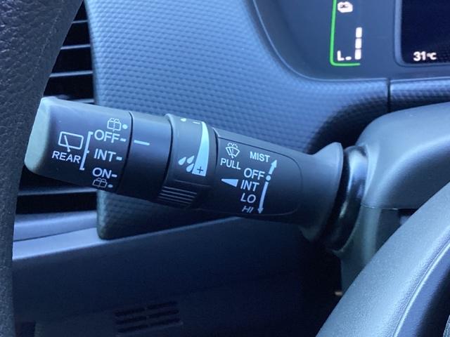 フィット ｅ：ＨＥＶベーシック　ＥＴＣ　カーテンエアバッグ　ＣＭＢＳ　セキュリティアラーム　アイドリングストップ　スマートキー　ＬＥＤヘッド　パワーウインドウ　オートエアコン　禁煙車　クルーズコントロール　エアバッグ　ＡＢＳ（32枚目）