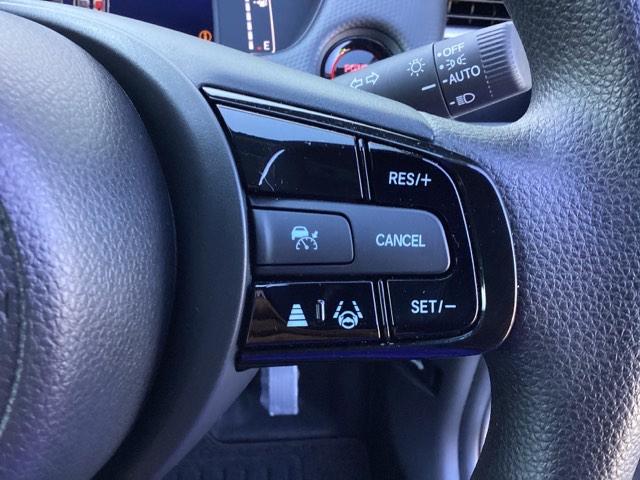 フィット ｅ：ＨＥＶベーシック　ＥＴＣ　カーテンエアバッグ　ＣＭＢＳ　セキュリティアラーム　アイドリングストップ　スマートキー　ＬＥＤヘッド　パワーウインドウ　オートエアコン　禁煙車　クルーズコントロール　エアバッグ　ＡＢＳ（33枚目）