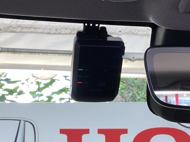 ヴェゼル ｅ：ＨＥＶＺ　純正メモリーナビ　ドラレコ　リアカメラ　衝突回避支援ブレーキ機能　スマキ　Ｐトランク　フルオートエアコン　Ｄレコ　エアバッグ　両席エアバック　Ｒカメ　記録簿付　パワーウィンドウ　ＬＥＤランプ　ソナー（50枚目）