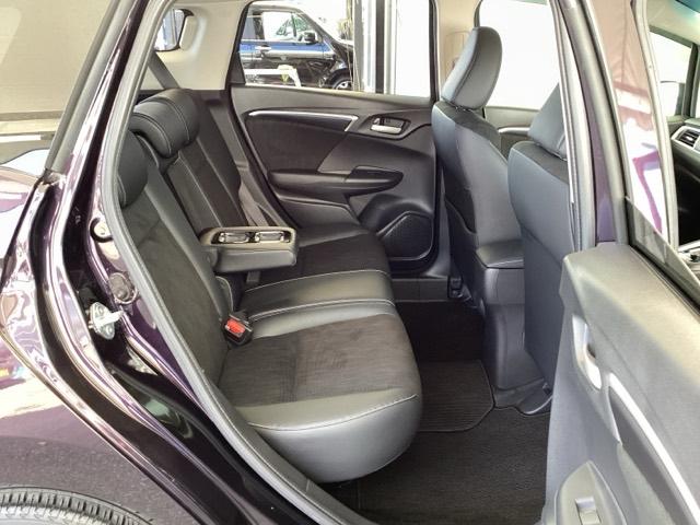 シャトル ハイブリッドXホンダセンシング 純正メモリーナビ リアカメラ ETC 衝突軽減装置 Rカメラ Fセグ LEDヘッド ECON AAC USB 盗難防止装置 記録簿 DVD再生 シートヒーター スマートキー エアバッグ 4WD ABS(17枚目)