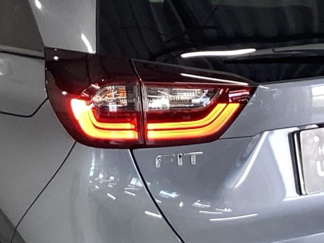 フィット e:HEVホーム 純正メモリーナビ ドラレコ リアカメラ 前後誤発進抑制機能 助手席エアバッグ 運転席エアバッグ アイドリングストップ LEDライト USB接続 バックカメラ ABS サイドエアバッグ フルセグTV(27枚目)