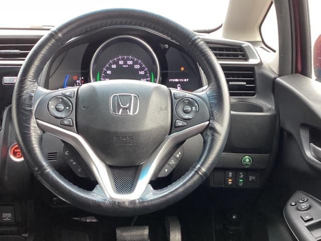 フィットハイブリッド Ｆコンフォートエディション　メモリーナビ　ＥＴＣ　リアカメラ　衝突軽減ブレーキ　シートヒータ　セキュリティアラーム　ＵＳＢ接続　スマキー　クルーズコントロール　リヤカメラ　横滑り防止機能　地デジ　ＡＢＳ　エアバッグ　キーレス（3枚目）